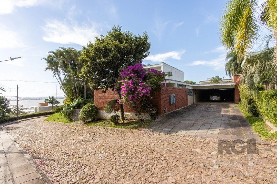Imagem Casa com 724 m² privativos, 4 dormitórios sendo 4 suítes, 6 vagas sendo 3 cobertas