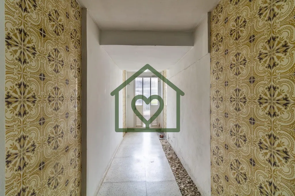 Imagem No Bairro Rio Branco , Apartamento de 02 dormitórios na Rua Vasco da Gama, próximo ao Zaffari Cabr...