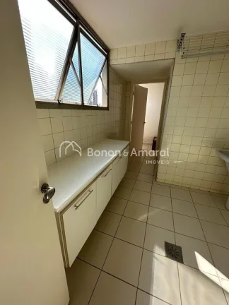 Imagem Em localização privilegiada, este apartamento oferece ambientes amplos, bem arejados e iluminados ...