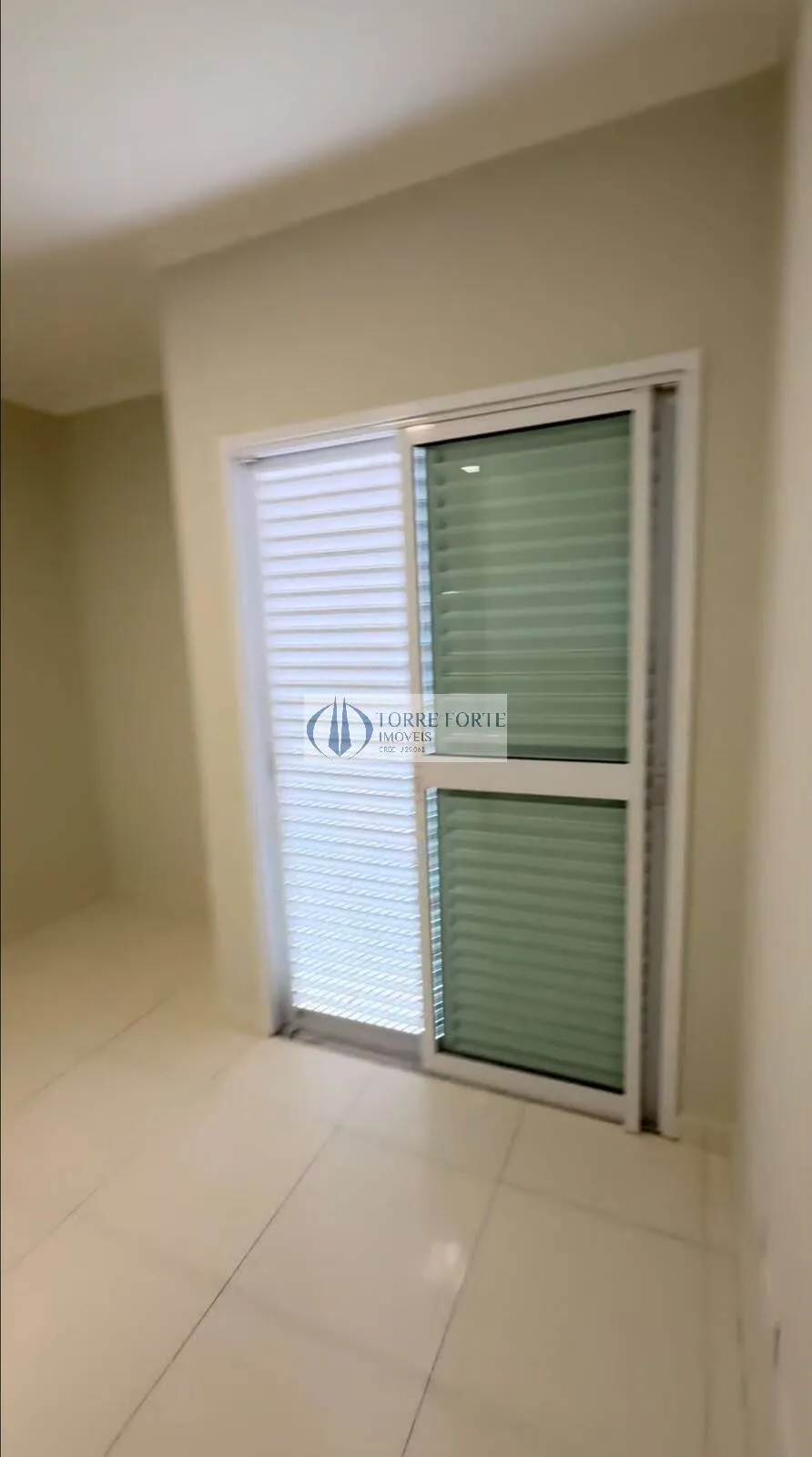 Imagem Lindo apartamento amplo, 2 dormitórios (1 suíte), 1 vaga , quintal privado.