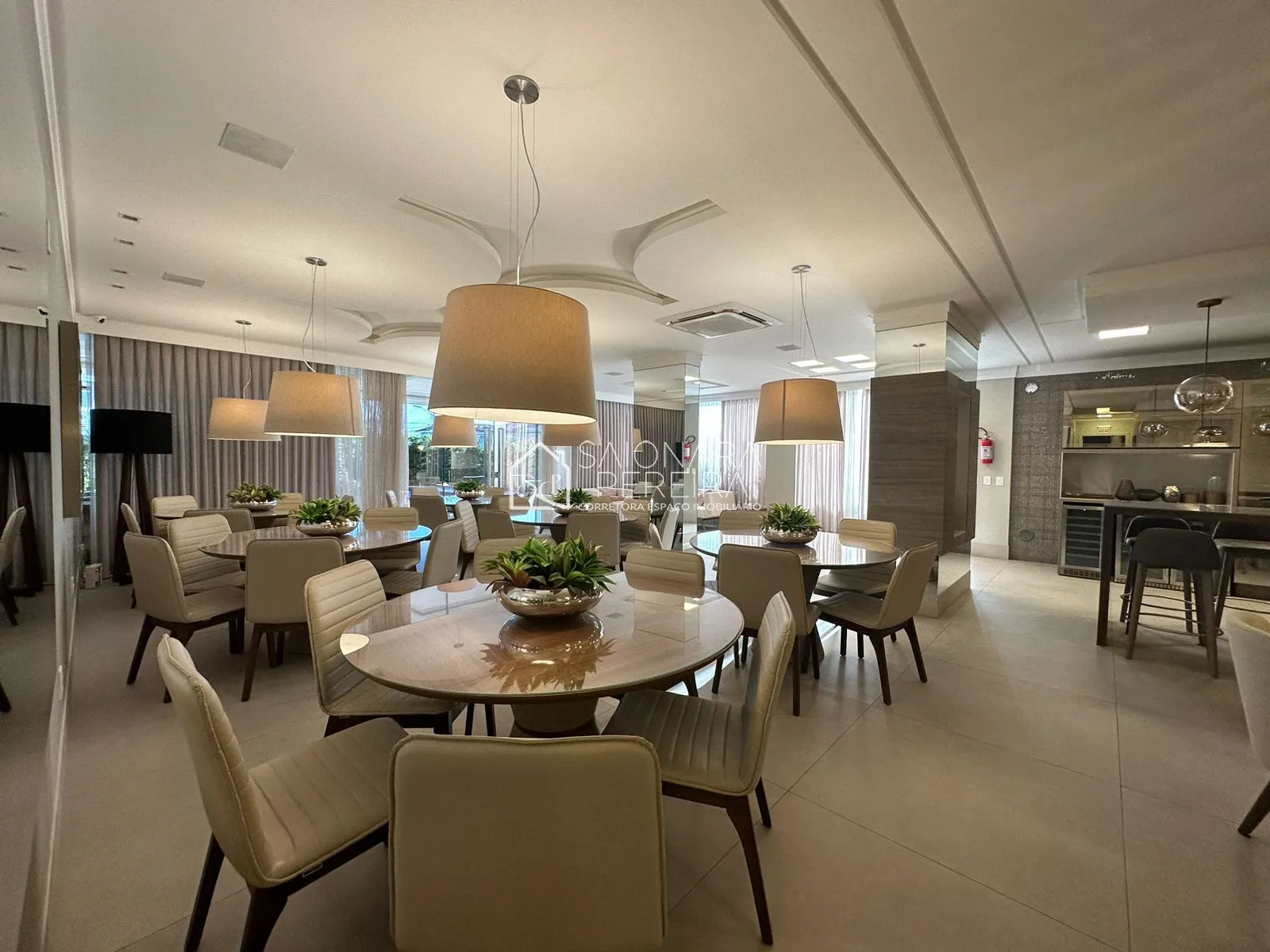 Imagem Apartamento MOBILIADO com 3 suítes e vista para o mar à venda no bairro Estreito, Florianópolis
