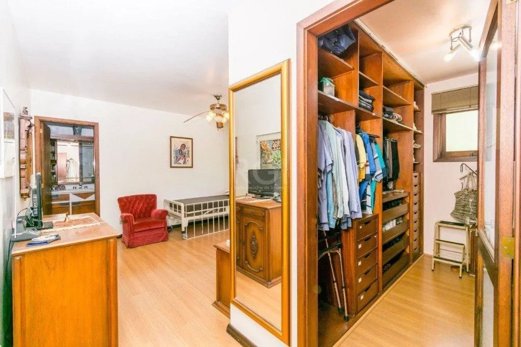 Imagem Casa de 333m² com 4 dormitórios, pátio com piscina, espaço gourmet com churrasqueira e 4 vaga de garagem no bairro Passo da Areia