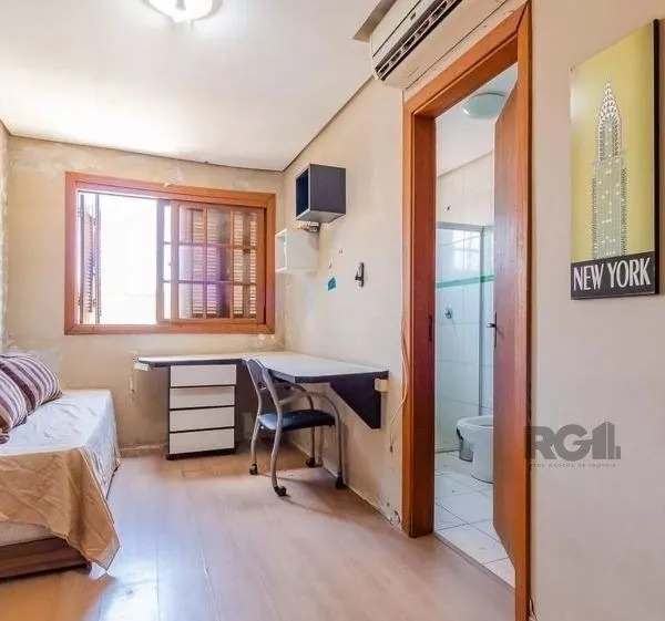 Imagem Casa sobrado no Partenon de 4 dormitórios e 2 vagas