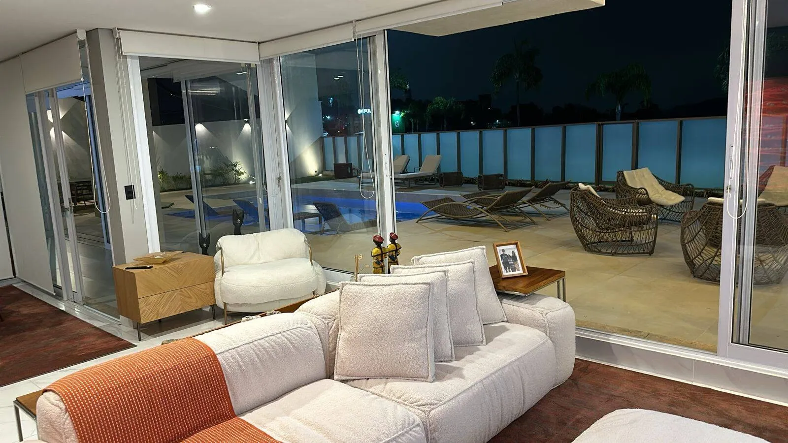 Imagem Luxuosa Casa de Condomínio em Alphaville - 4 Suítes, Lazer Completo e Acabamento Sofisticado