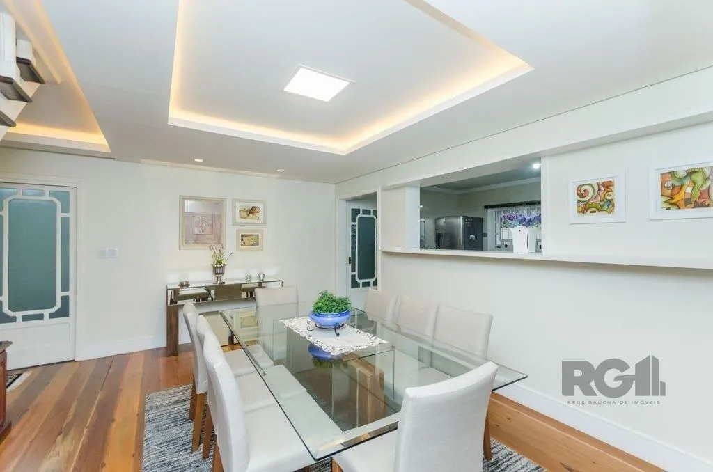 Imagem Excelente casa de 379m² com 3 dormitórios, piscina e 4 vagas.