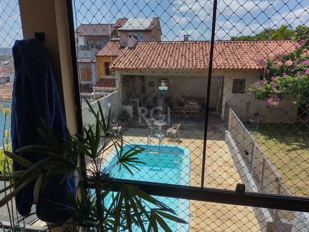 Imagem Excelente casa com 03 suíte, espaço gourmet com churrasqueira, living com lareira, pátio com piscina e garagem para 02 carros no bairro Espírito Santo