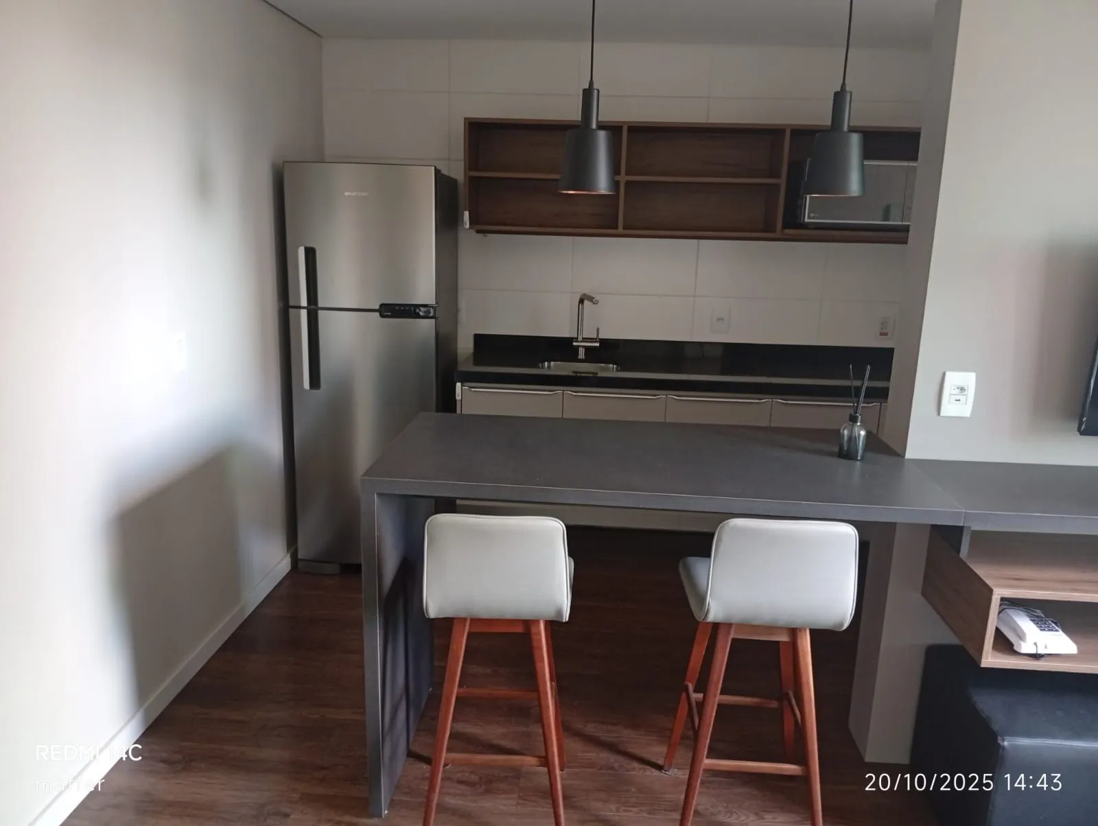 Imagem MÁFFER IMÓVEIS aluga Apartamento finamente mobiliado, com 1 dormitório e 1 vaga de garagem, localizado em uma das áreas mais nobres e desejadas de Porto Alegre.