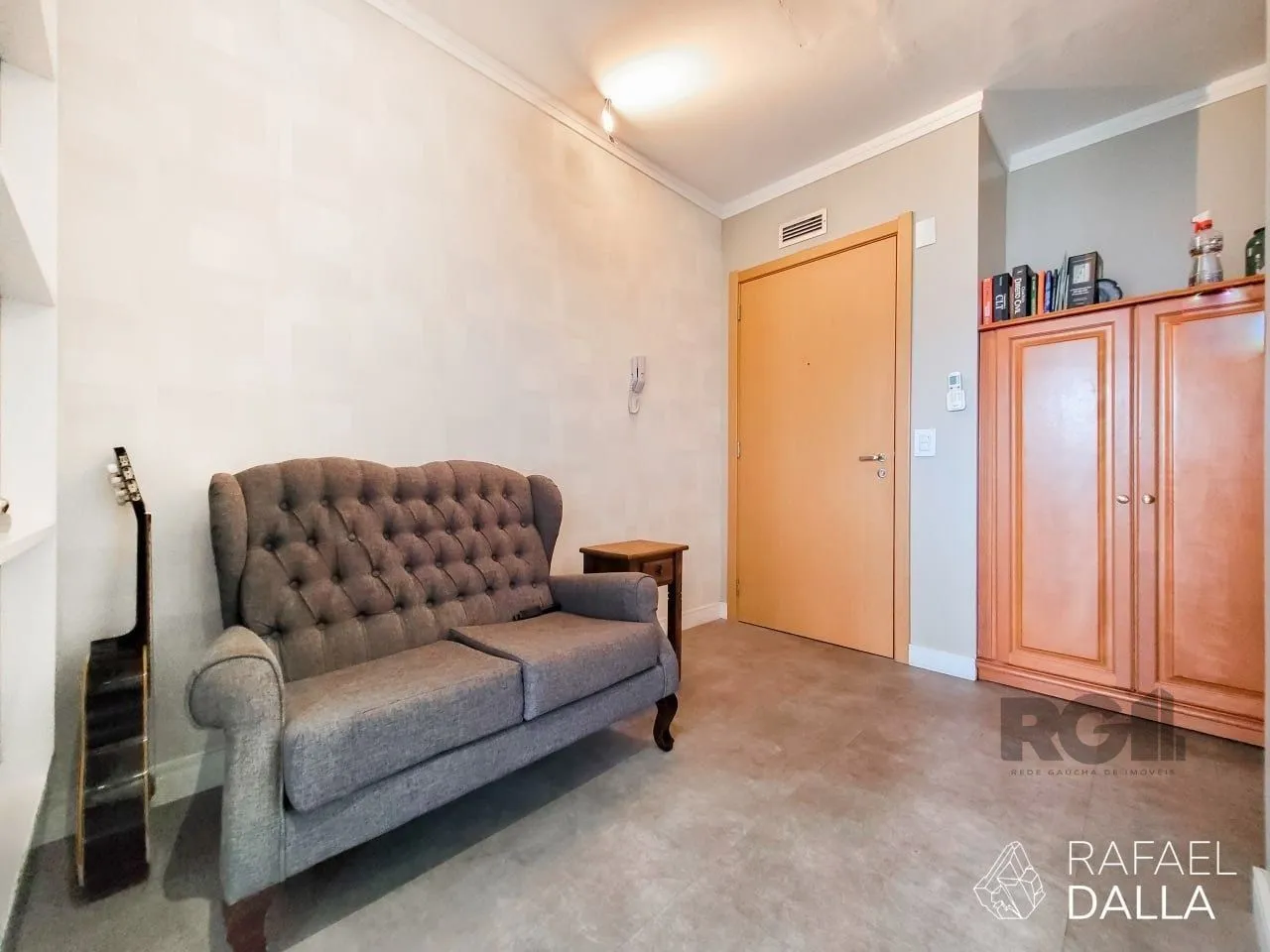 Imagem Sala comercial na Rua Loureiro da Silva, no bairro Cidade Baixa, pronta para atender às necessidades do seu negócio.