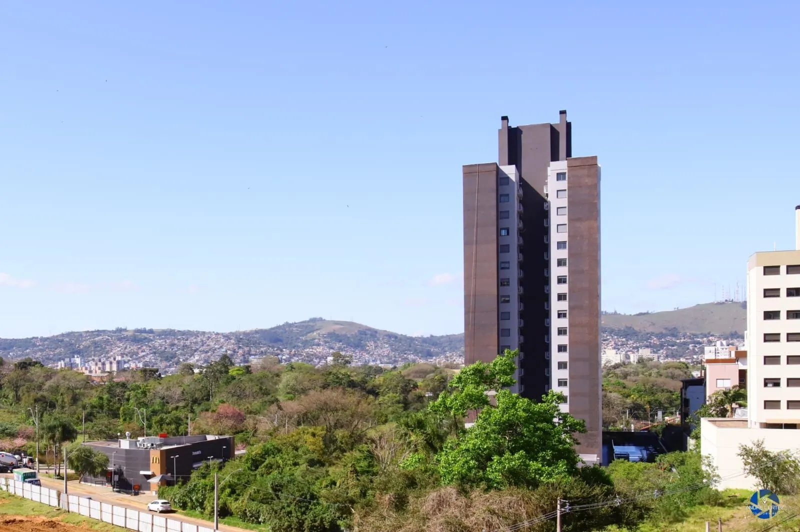 Imagem Apartamento de 02 quartos, , 01 vaga, 01 suítes, Área de serviço em Porto Alegre/RS