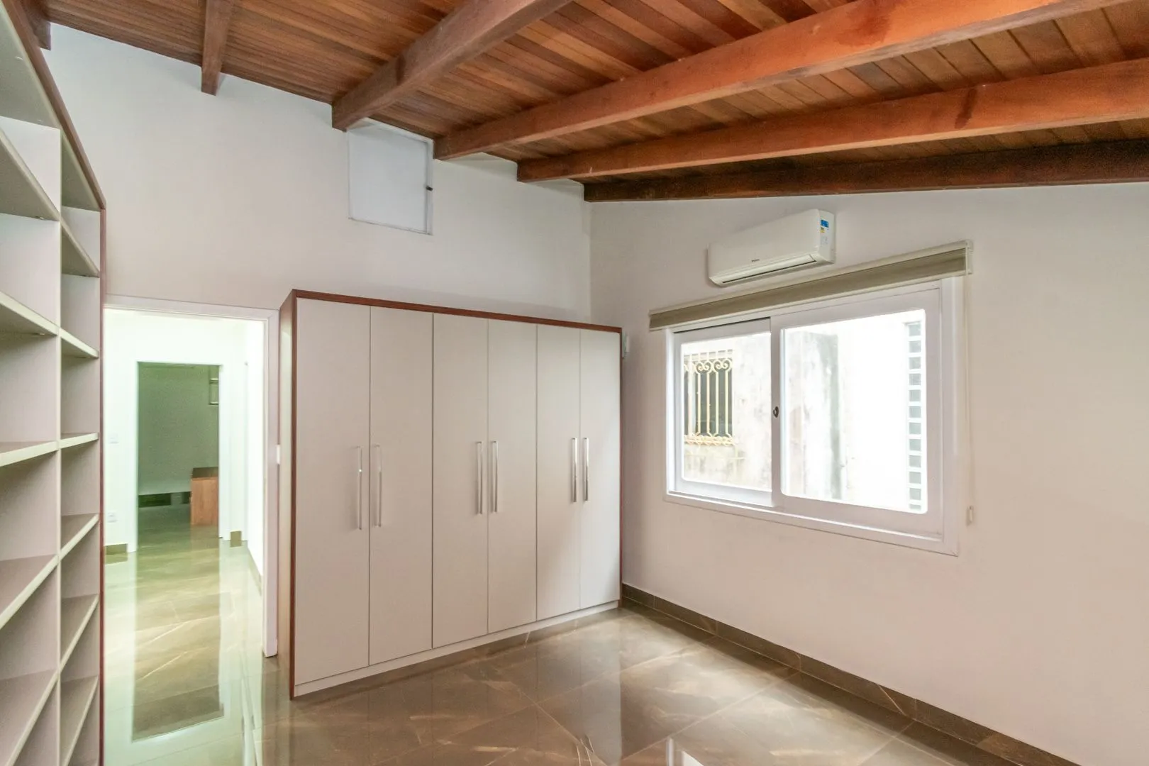 Imagem Casa sobrado no bairro Cristal de 3 dormitórios e 3 vagas DESOCUPADA