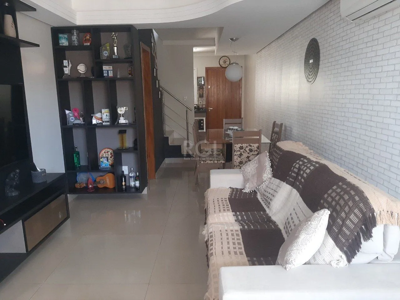 Imagem Casa com 2 quartos, 2 suítes, varanda, vaga, no bairro Aberta dos Morros, Poa/RS
