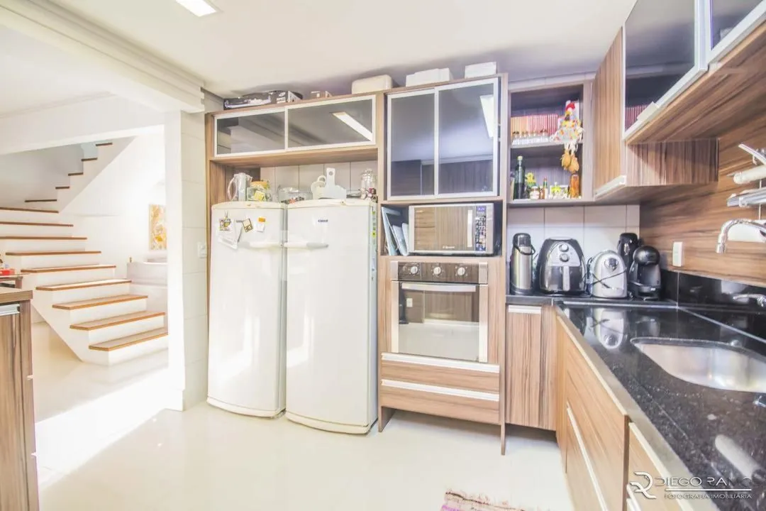 Imagem Casa com 3 Dormitórios, Sendo 1 com Closet, Sótão e Pátio em Condomínio