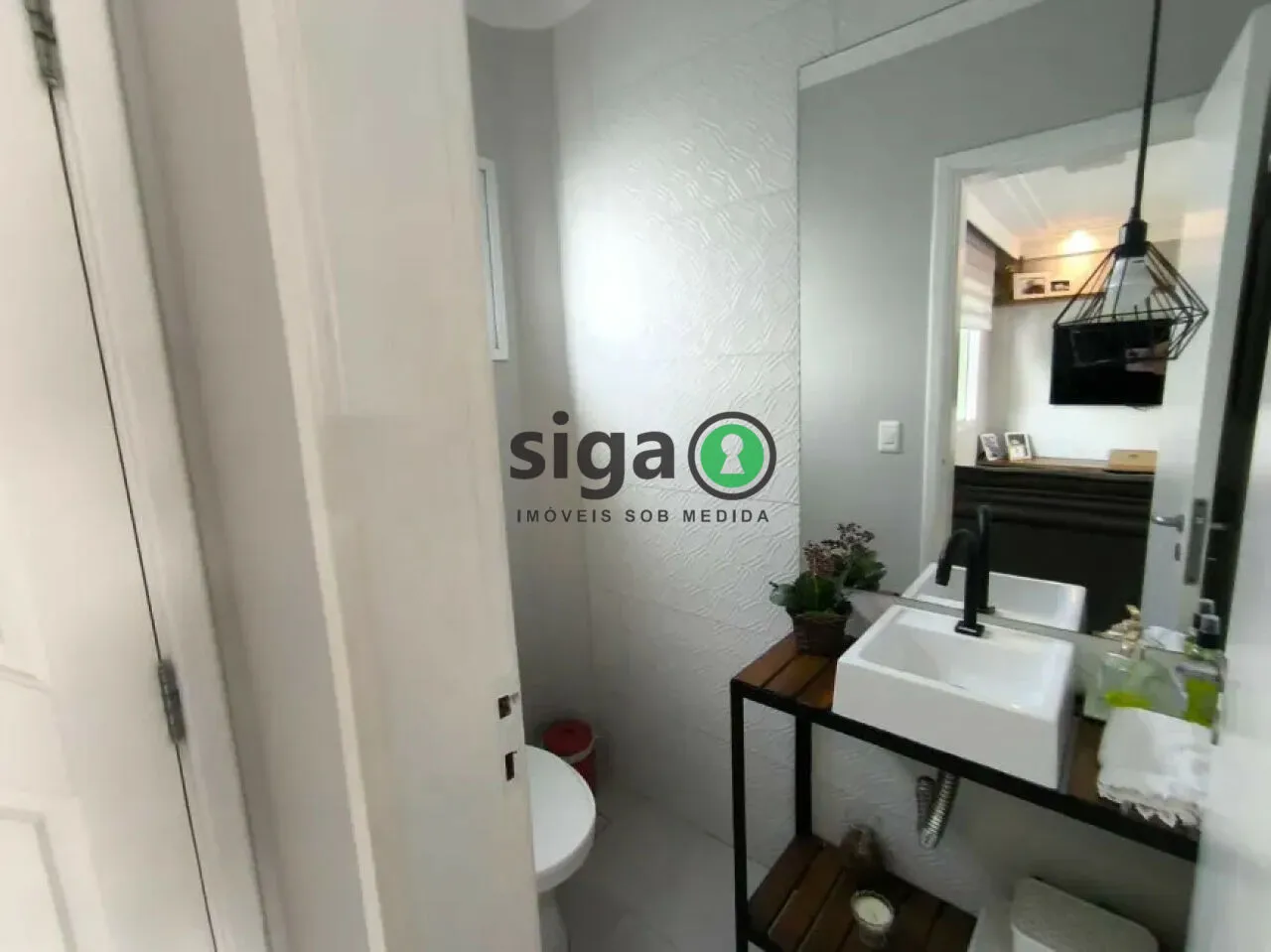 Imagem Casa sofisticada com jacuzzi privativa e acabamento contemporâneo.