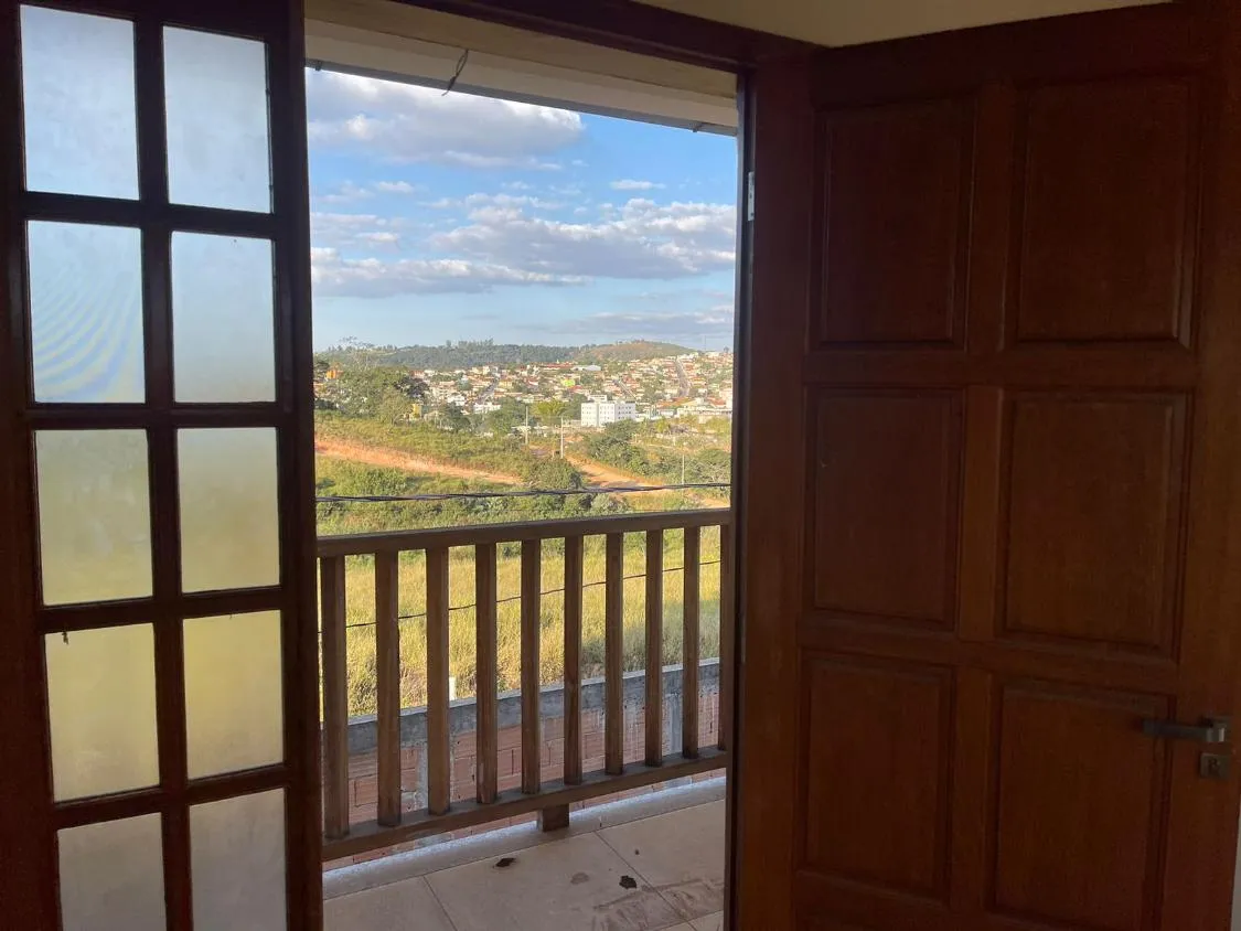 Imagem Vendo uma excelente casa em Crucilândia/MG ( valor 500.000,00 )