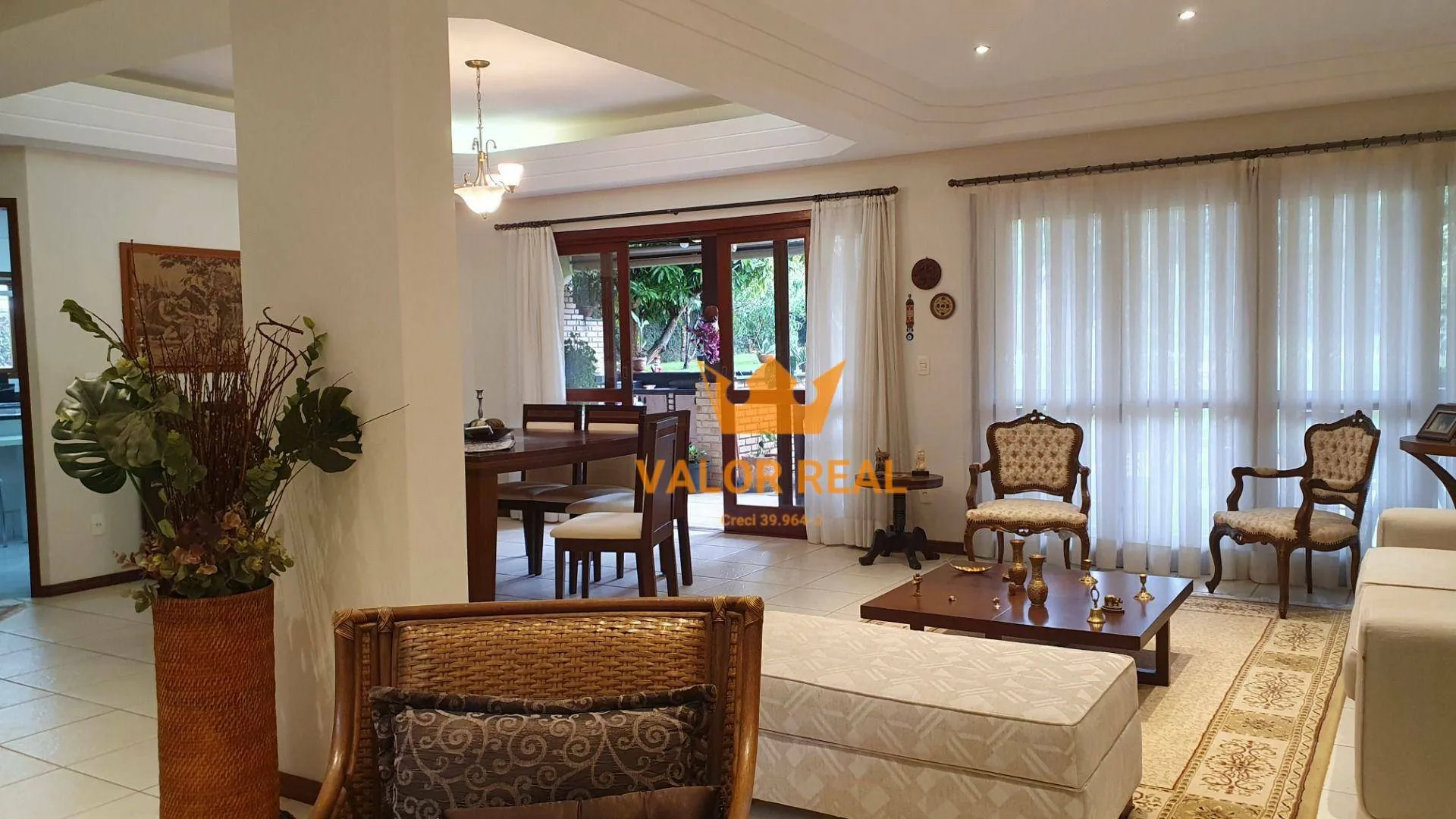 Imagem Casa em Condomínio de Alto Padrão, Venda ou Locação: AT 720 m2 e AC 390 m2, 4 suites, 4 vagas, piscina.