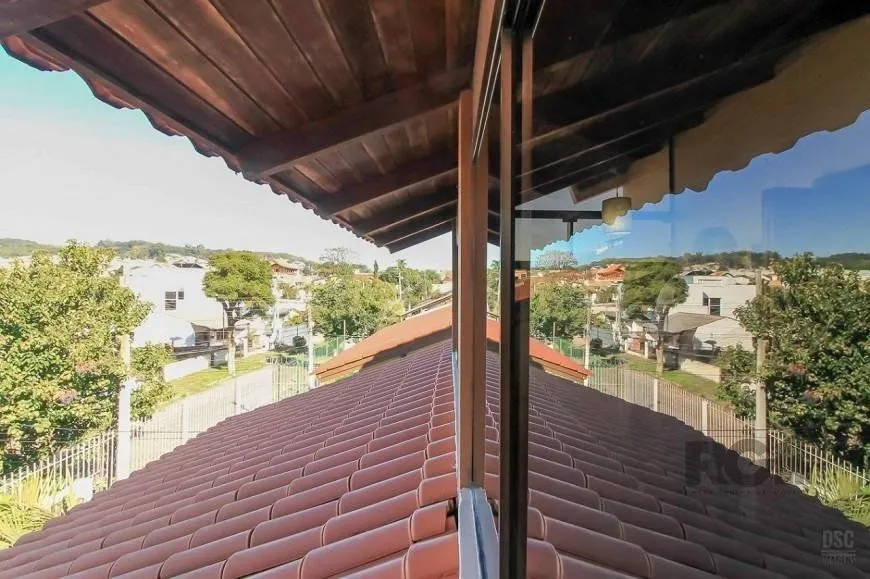 Imagem Casa com 3 Dormitórios no Bairro Tristeza na Zona Sul de Porto Alegre