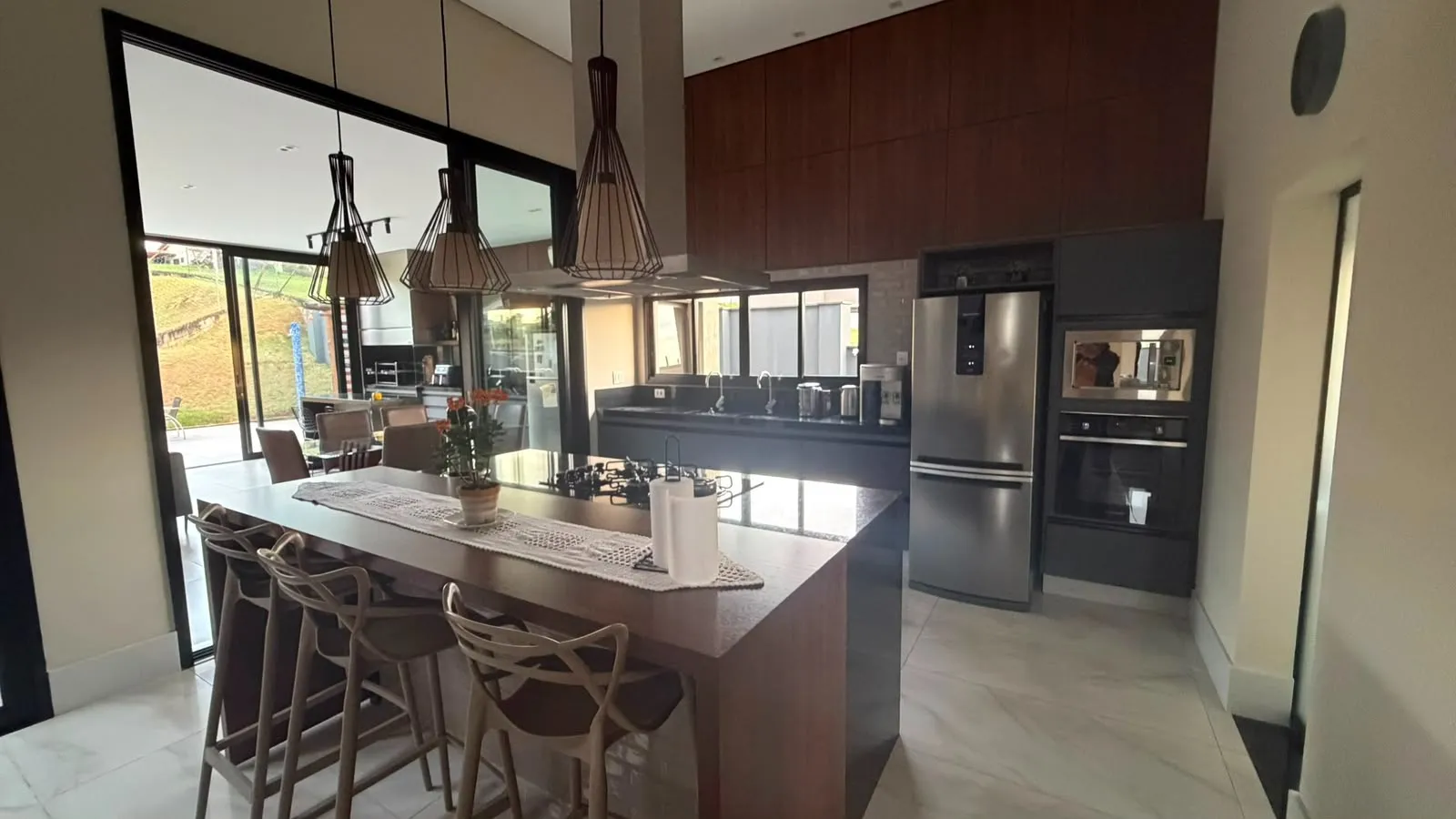 Imagem Casa de Alto Padrão à Venda no Village Ipanema I, Araçoiaba da Serra. 1.030 m² de terreno | 313 m² construídos | 3 suítes | 4 vagas | Piscina aquecida