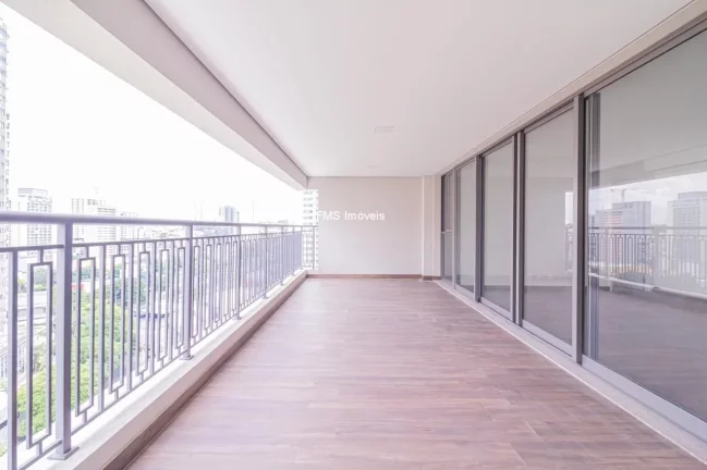 Imagem Apartamento à venda na Vila Mariana com 4 quartos sendo 2 suítes, 2 vagas de garagem.