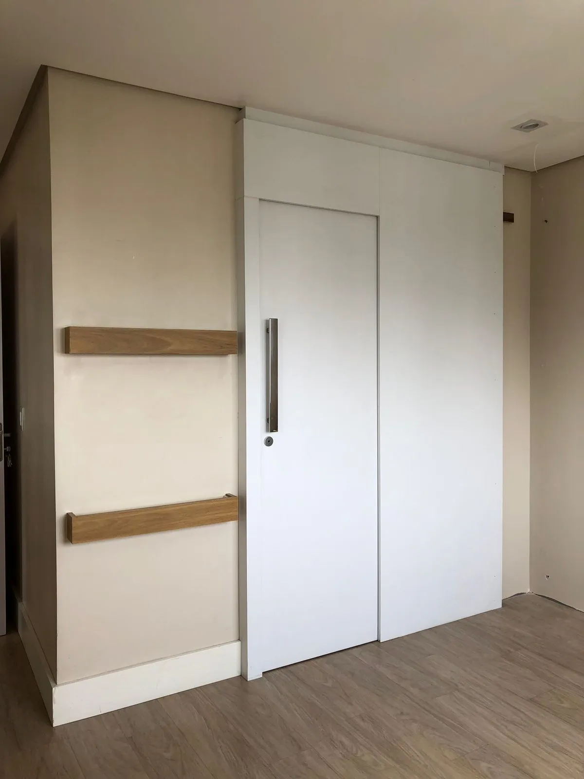 Imagem Apartamento 03 dormitórios, duas vagas individuais, edifício com infra, Bairro Cristal