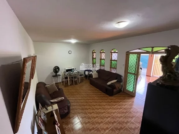 Imagem Casa à venda no bairro Lourdes - Uberaba: 3 dormitórios, suíte, quintal e mais!