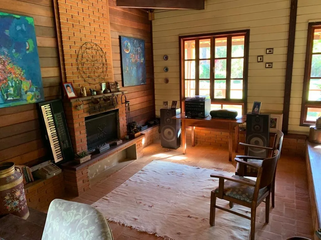 Imagem Venha se encantar com esta belíssima Casa de Campo localizada em um Condomínio Fechado!