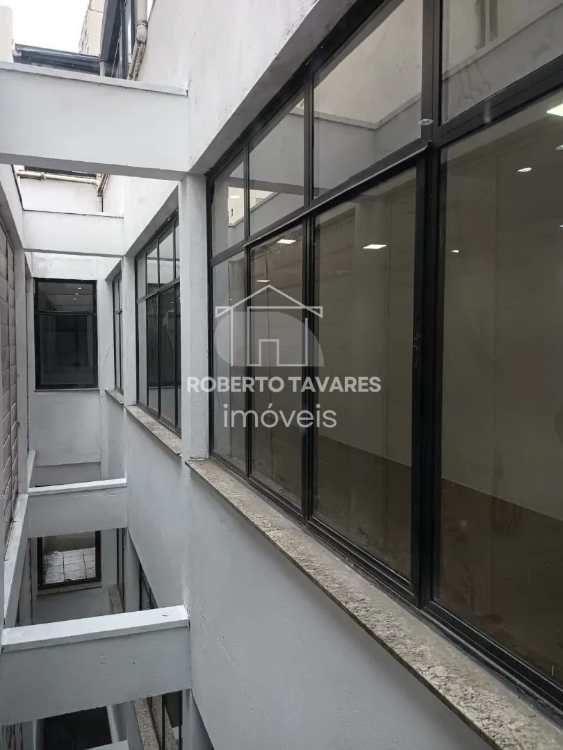 Imagem Prédio Comercial em Santa Cecília 450m² - Vão livre, 9 banheiros, 12 lavatórios, 4 pontos de chuveiro c/ box, 9 garagens, com quarto e banheiro de apoio.