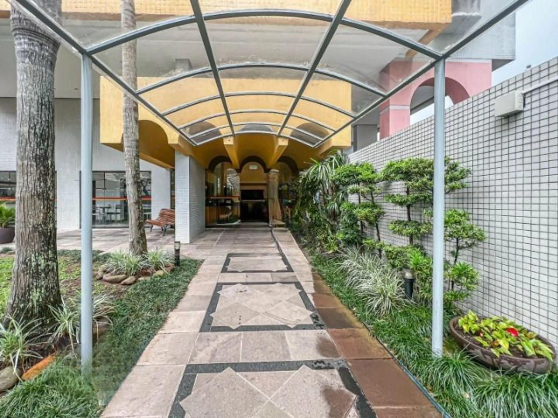 Imagem Apartamento de 3 quartos, suíte e 1 vaga de garagem no bairro Menino Deus em POA