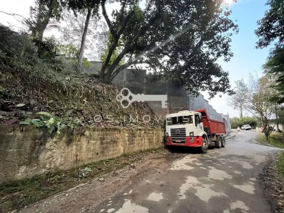 Imagem Lote de 570m² no Miolo da Granja Viana - rua com portaria 24horas