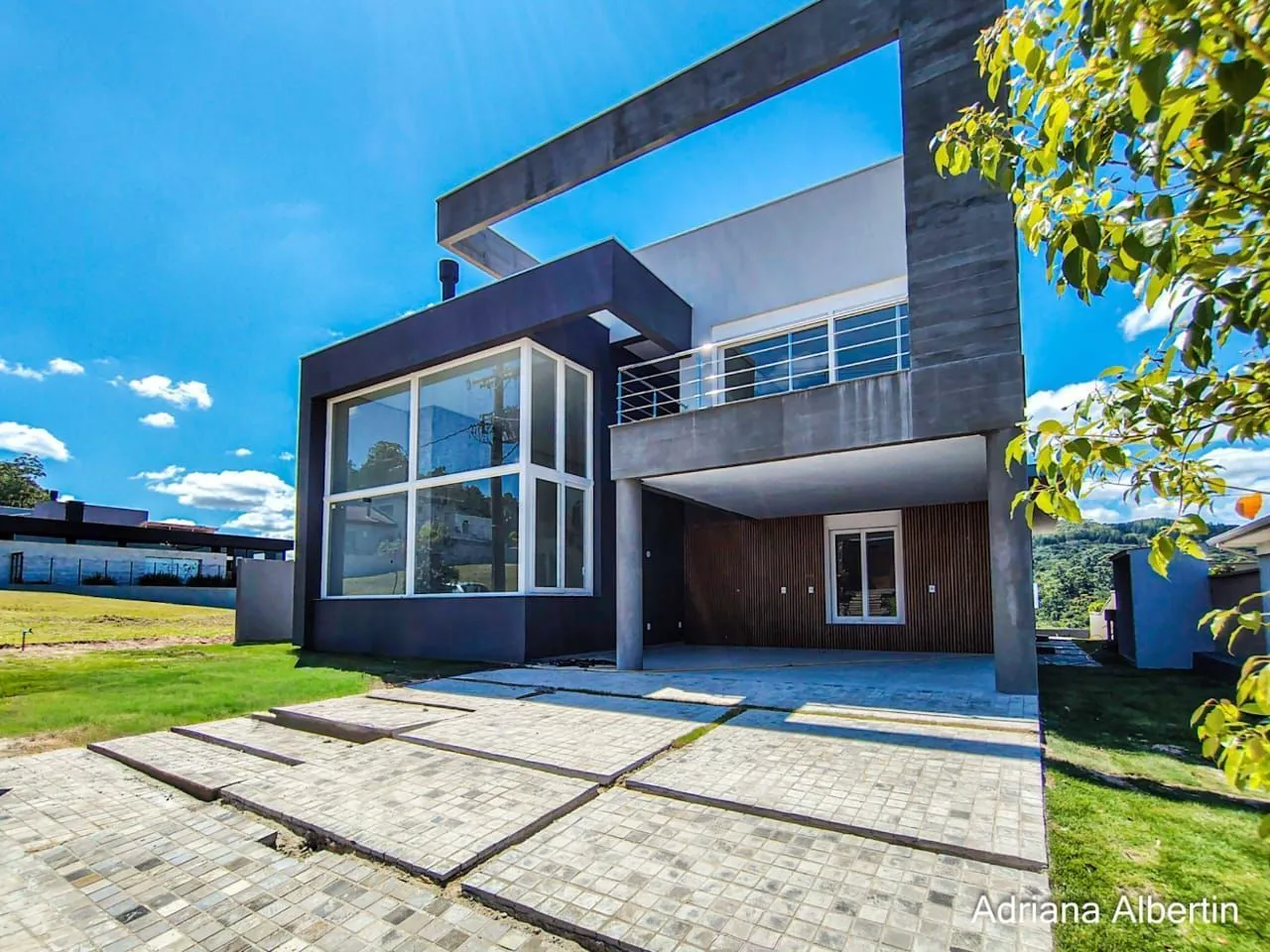 Imagem Casa em Alphaville com 3 suítes e pátio amplo