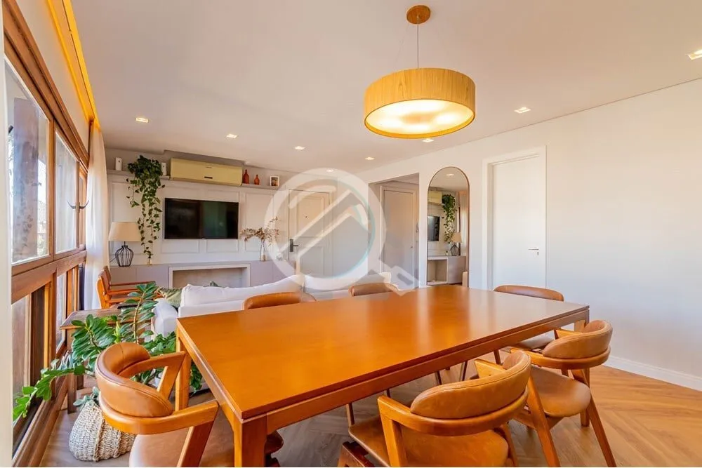 Imagem Este lindo apartamento de 120m² foi recentemente renovado com um projeto exclusivo que combina esti...