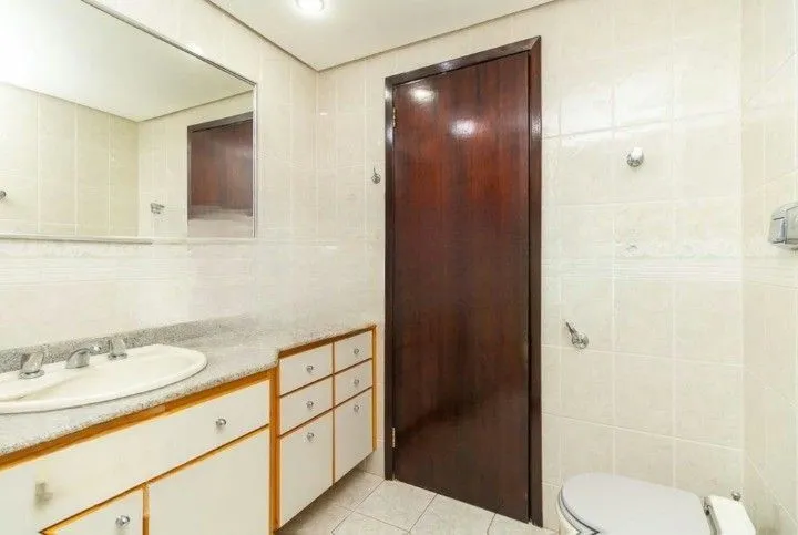 Imagem Formidável apartamento com 3 dormitórios (2 deles são suíte), peças amplas e bem iluminadas, banheiro auxiliar e cozinha com área de serviço separada. Dispõe de uma vaga de garagem coberta. Edifício com elevador e sistema de segurança por câmeras.