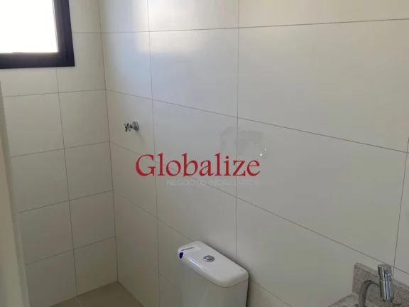 Imagem Sobrado triplex à venda com 94m², 2 suítes, piscina e vaga por R$588.905,00 em Santos