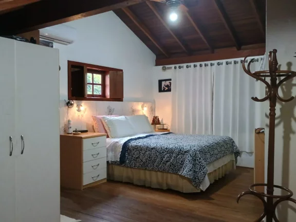 Imagem Espaçosa casa em Garopaba-SC: 3 dormitórios, suíte, jardim e documentação completa.