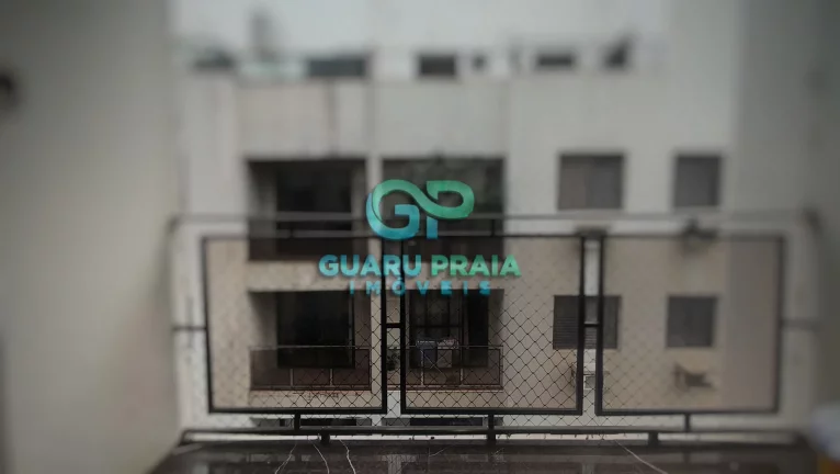 Imagem 3 quartos, sala para 2 ambientes com sacada, reformado, piso em porcelanato, cozinha com armários, banheiro social e de serviço, área de serviço.