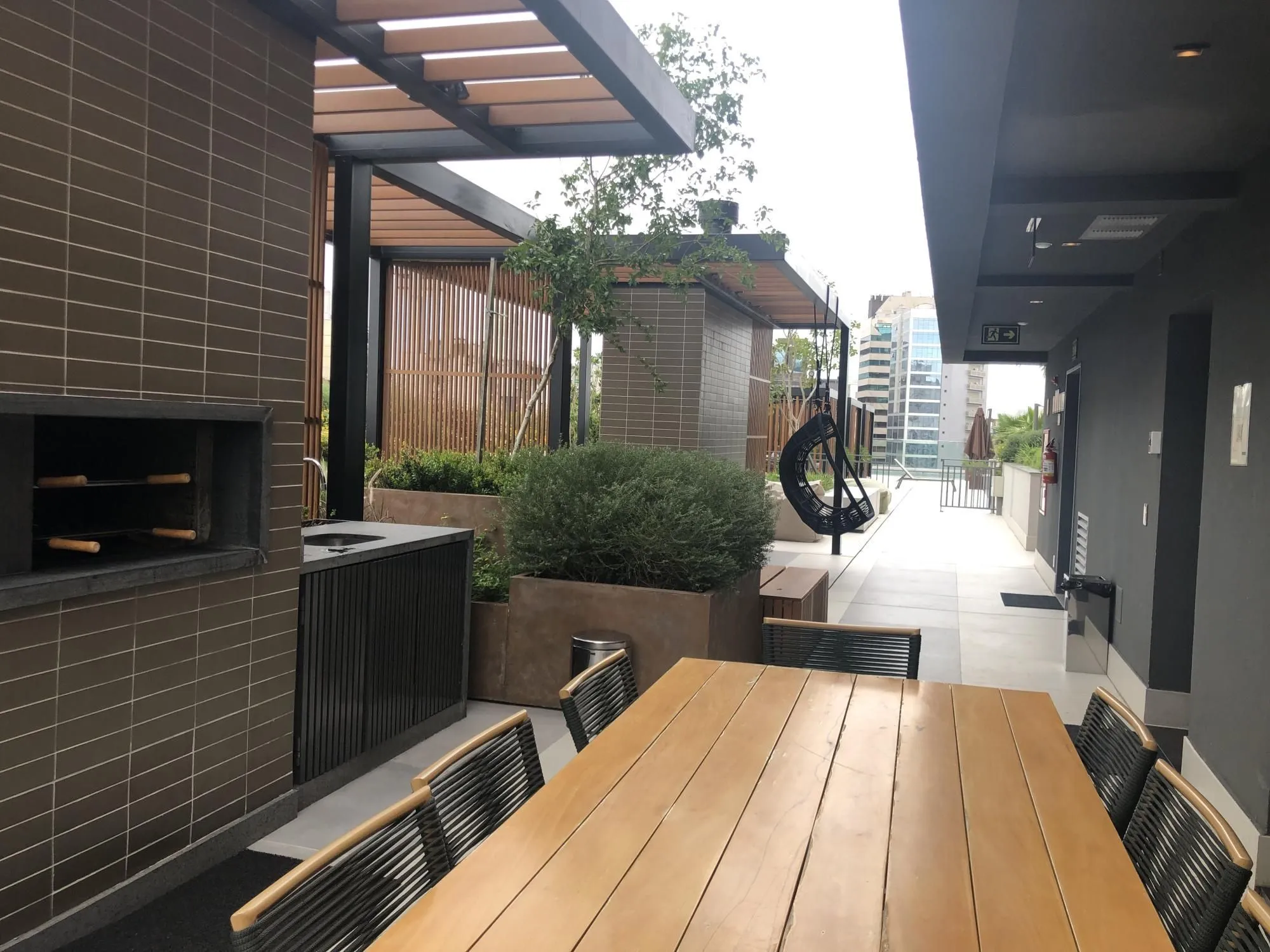 Imagem Apartamento desocupado e totalmente mobiliado com uma garagem