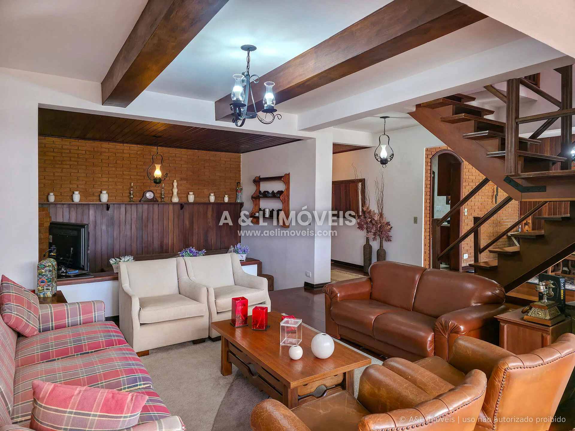 Imagem Casa à venda em Capivari, Campos do Jordão | 4 dormitórios e 2 suítes