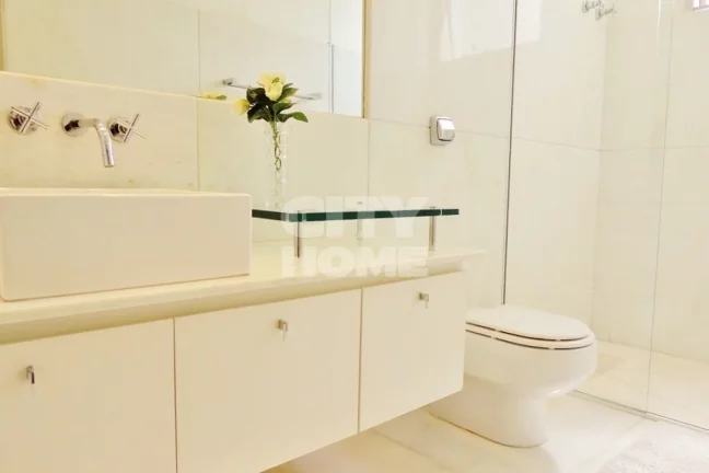 Imagem Apartamento de 346m² com ambientes amplos, e agradável varanda. Reformado com luxo e requinte. Sã...
