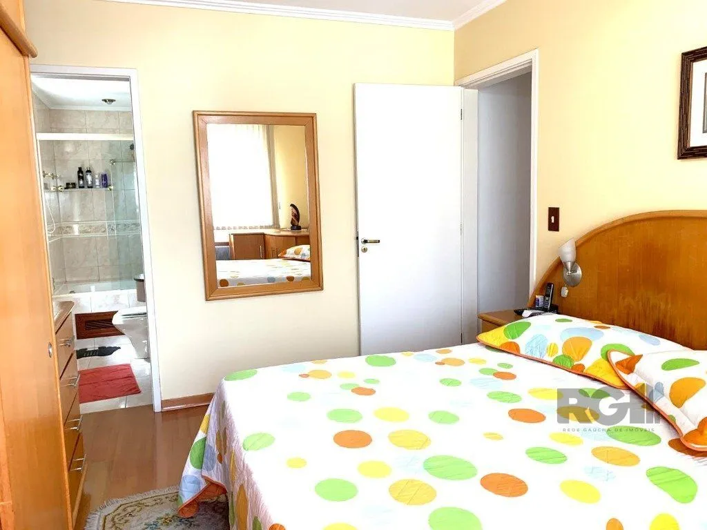 Imagem apartamento de 3 dormitórios , transformado em 2 com fácil reversão, Living para dois ambientes, com sacada fechada.