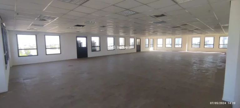 Imagem Aluga-se Meio Prédio Comercial de 6.059m² em Barueri com Elevador e Estacionamento