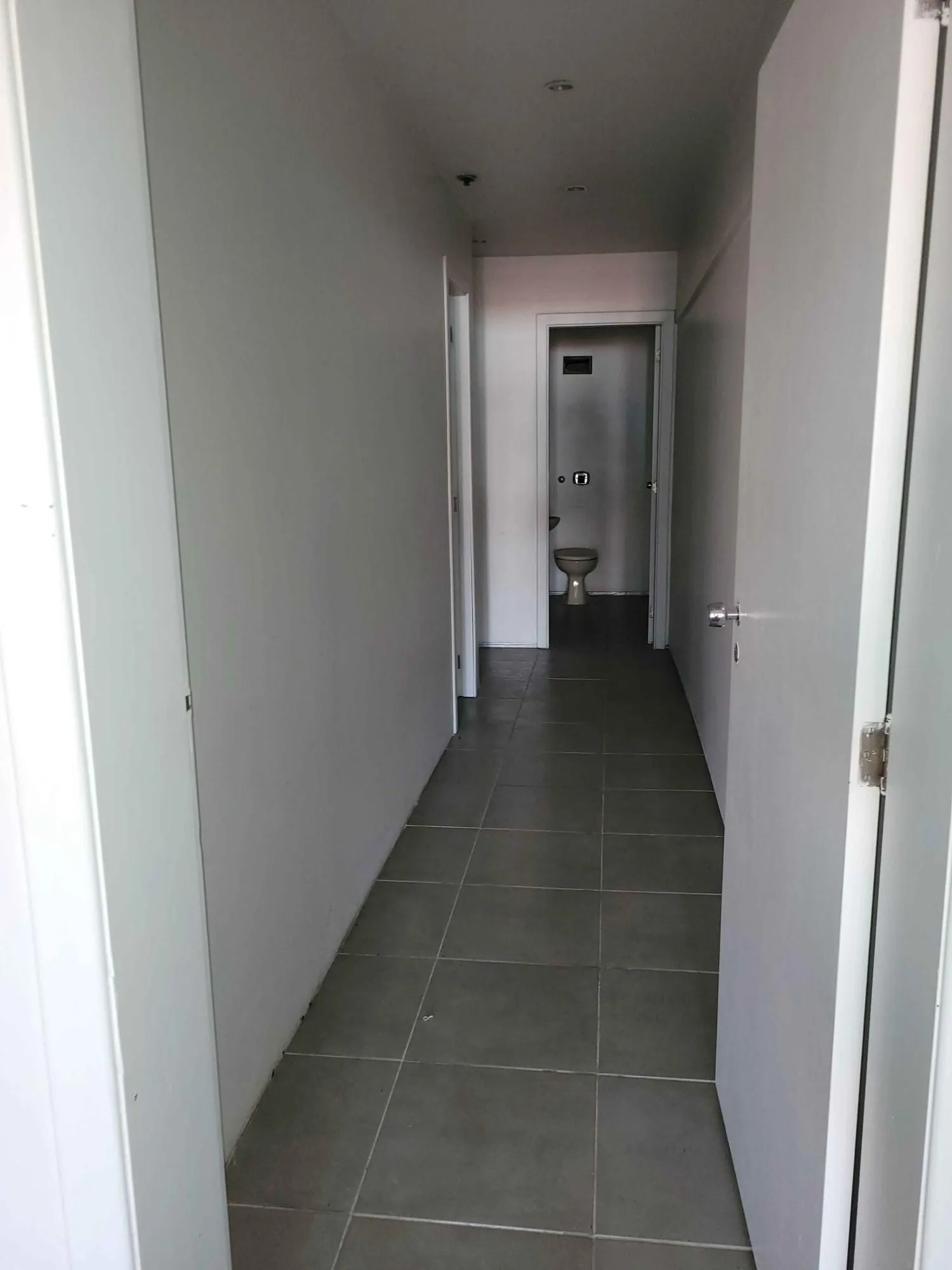 Imagem MÁFFER IMÓVEIS ALUGA CONJUNTO COMERCIAL COM 545M² DE ÁREA PRIVATIVA E 2 VAGAS DE GARAGEM Excelente conjunto comercial, localizado em região estratégica com grande fluxo de veículos e pedestres, ideal para empresas, clínicas, escritórios corporativos ou in