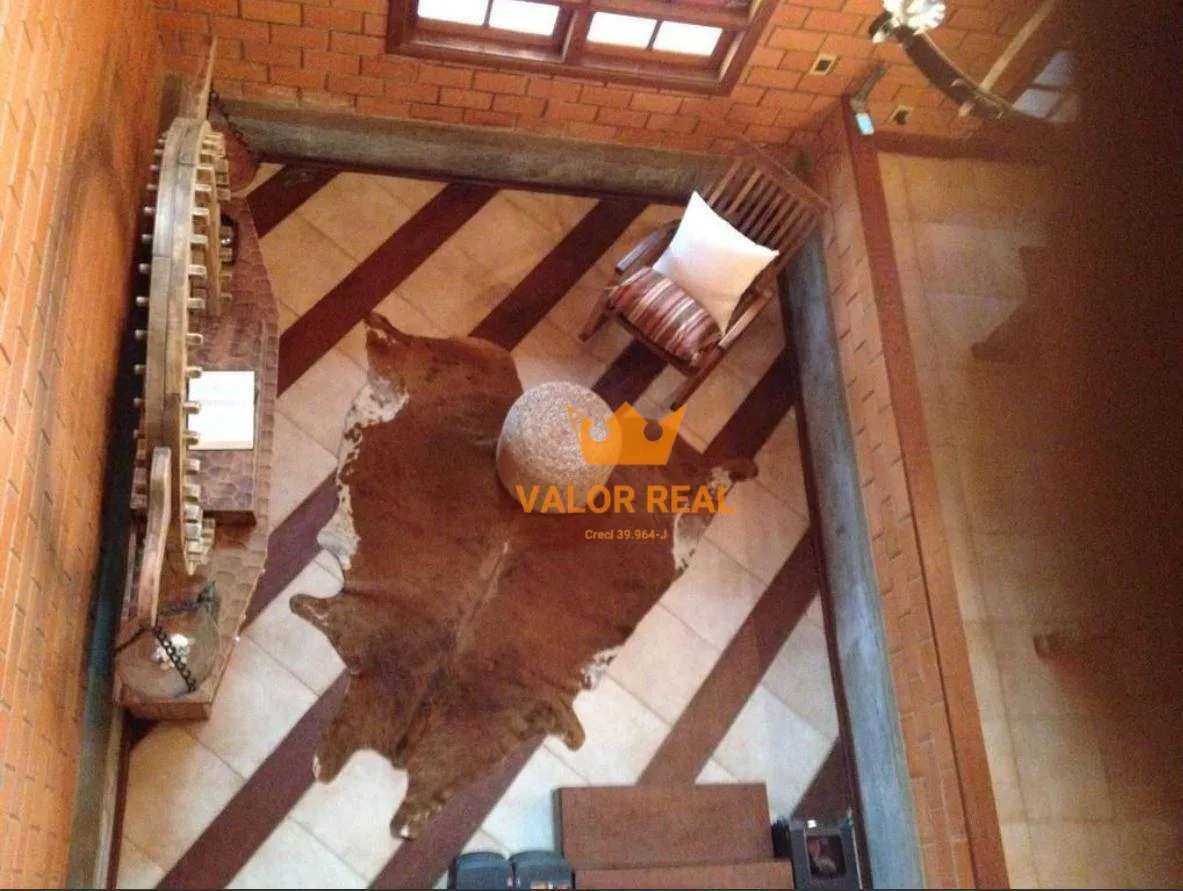 Imagem Charmosa Residência no Condomínio Tereza Cristina, com AT 1.000 m2 e AC 244 m2, 3 Dorm, 1 Suite Master, R$ 2.460 Mio.
