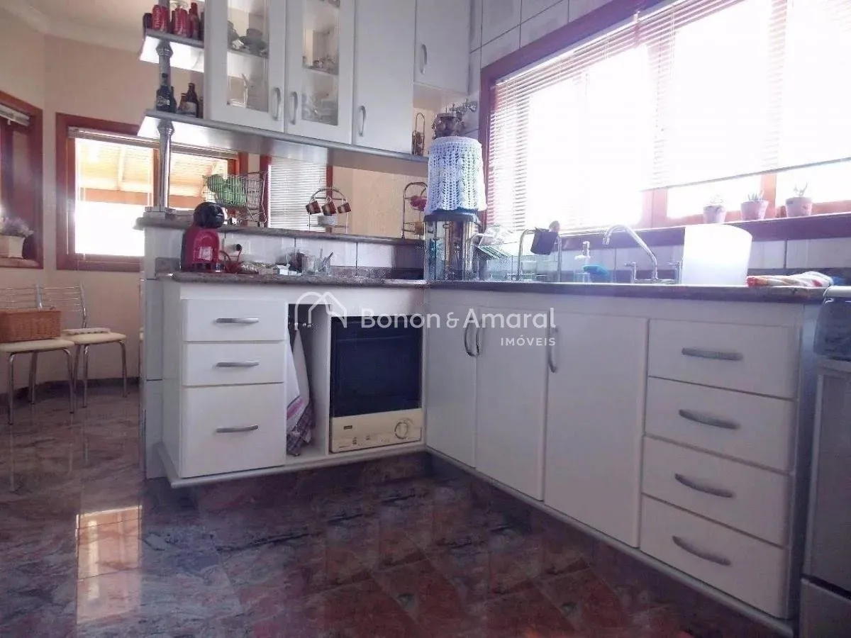 Imagem Casa com 337 m² e 4 quartos
