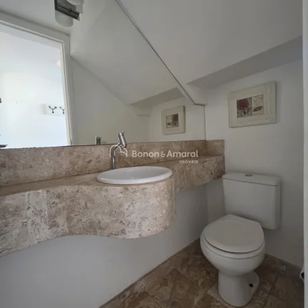 Imagem Localizada em um ambiente tranquilo, com apenas 59 residências, esta aconchegante e charmosa casa e...