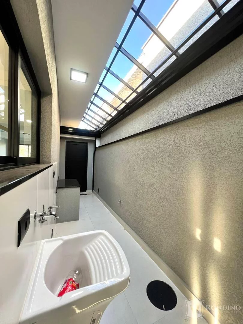 Imagem Casa Assobradada com Piscina escritório e quintal.