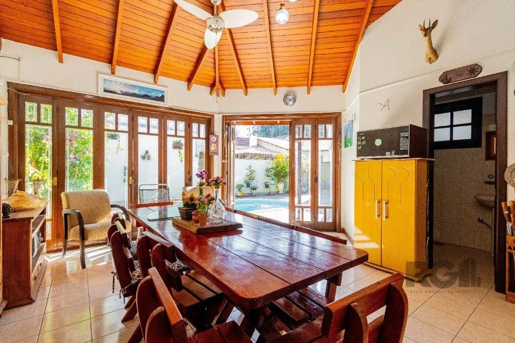 Imagem Casa de 4 dormitórios 304m² no bairro Jardim Lindóia