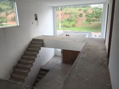 Imagem VENDA DE SOBRADO EM CONSTRUÇÃO NO CONDOMÍNIO JARIDM IMPERIAL HILLS III, EM ARUJÁ/SP, 500m² com 4 suítes, piscina, churrasqueira e 6 vagas CONSULTE-NOS