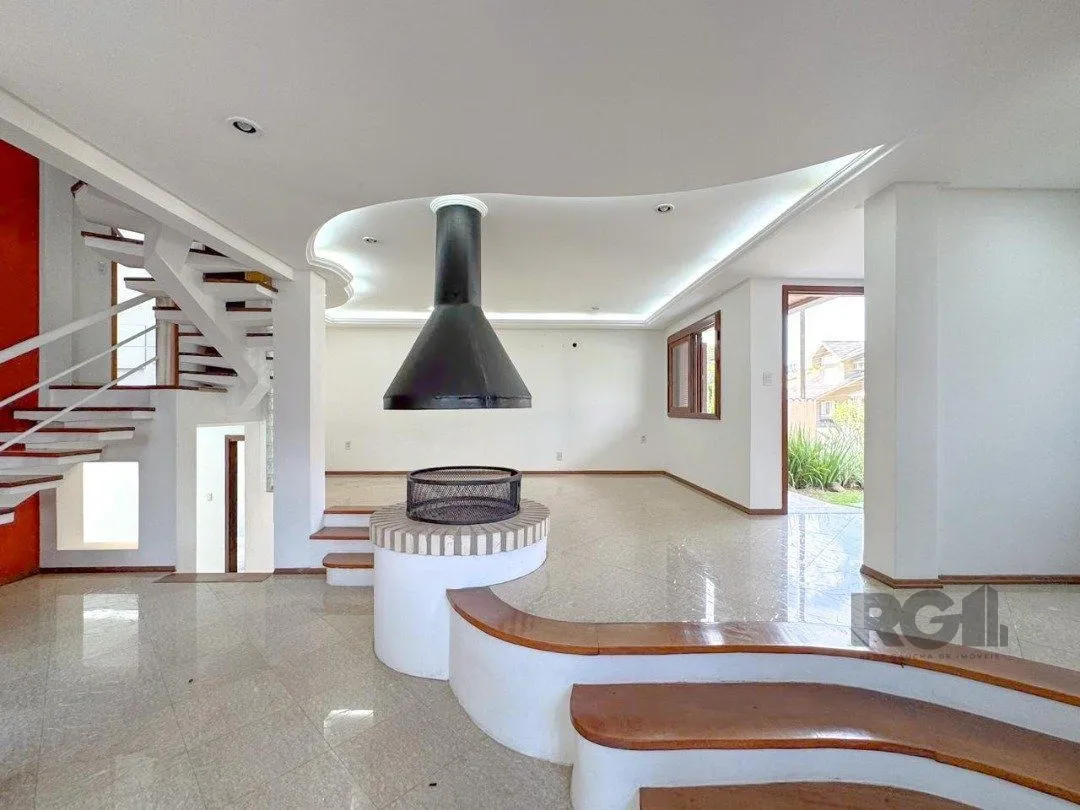 Imagem Com 4 suítes espaçosas, incluindo uma master com closet,