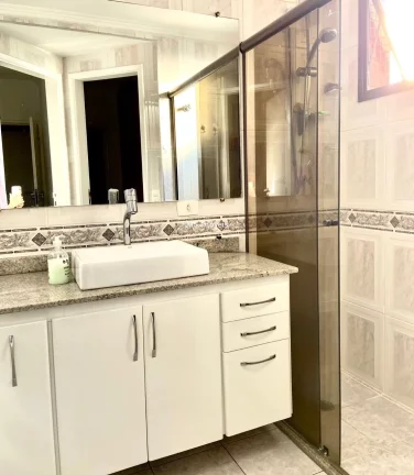 Imagem Apartamento de Luxo na Vila Hamburguesa: 3 quartos, 3 suítes, 3 salas, 5 banheiros e 4 vagas de garagem, 188m², São Paulo-SP.