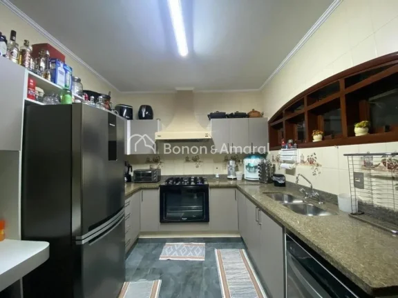 Imagem Casa com estilo suíço muito harmônica! No térreo iniciamos por uma sala de estar/TV toda avarand...