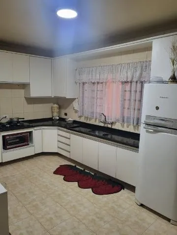Imagem VENDA E LOCAÇÃO DE SOBRADO NA VILA VIRGÍNIA, EM ITAQUAQUECETUBA/SP, 200m² com varanda, jardim, cozinha ampla, 3 salas e suíte com hidro. CONSULTE-NOS.